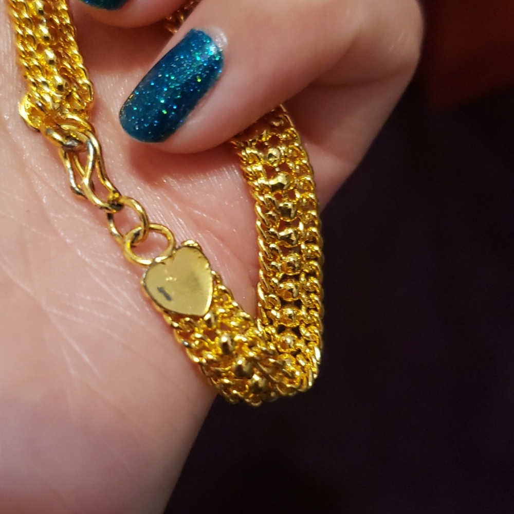 SOLD!! Gold-Toned Chain-link Bracelet w/ Hearts 🔴 - Picture 7 of 8